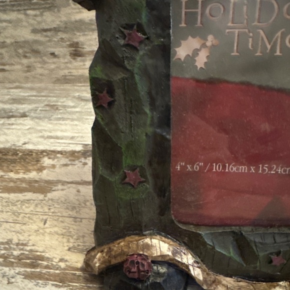 Poly Pretty Heavy Resin Christmas Frame with Santa Design - Holds 4x6 Picture - Picture 5 of 7